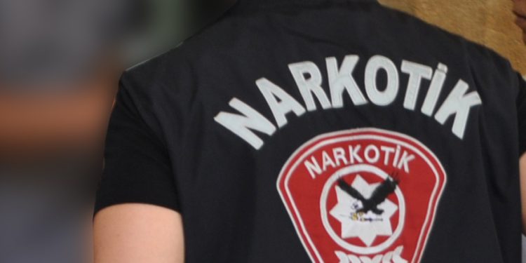 Aracında 1 kg ağırlığında yasaklı madde ile yakalandı!