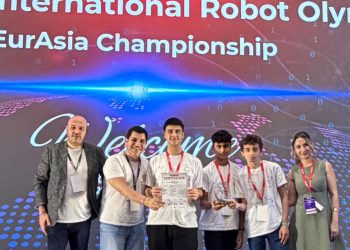 Kıbrıslı Ortaokul Öğrencileri Dünyaya Açıldı: Görme Engelliler İçin Geliştirdikleri Yapay Zekâlı Akıllı Şapkayla Türkiye’de Derece Kazanarak Avrupa’da Yarışma Şansı Elde Ettiler