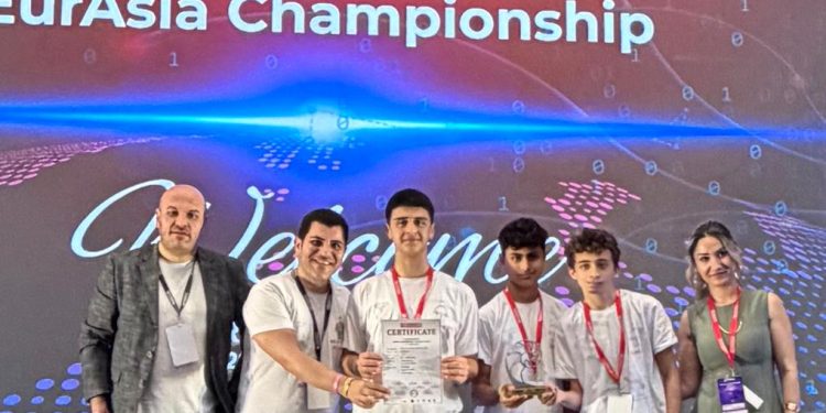 Kıbrıslı Ortaokul Öğrencileri Dünyaya Açıldı: Görme Engelliler İçin Geliştirdikleri Yapay Zekâlı Akıllı Şapkayla Türkiye’de Derece Kazanarak Avrupa’da Yarışma Şansı Elde Ettiler