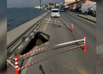 Polisten uyarı: Gemikonağı’nda yol çöktü
