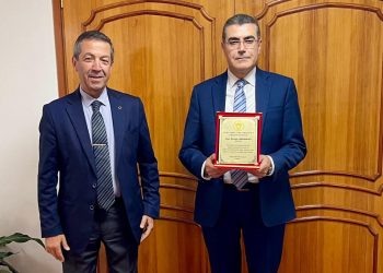 Dışişleri Bakanı Ertuğruloğlu’ndan emekli olan Lakadamyalı’ya teşekkür plaketi
