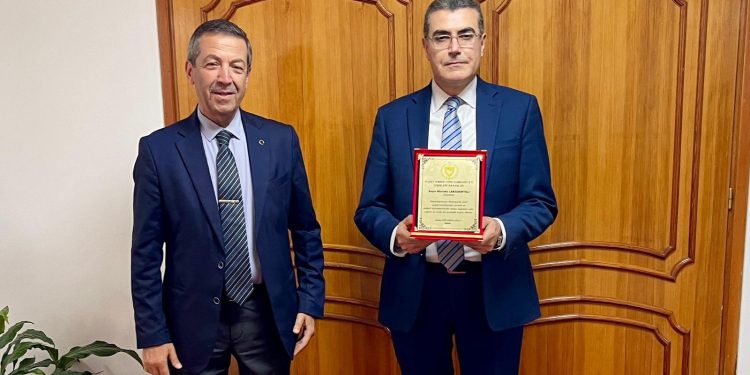 Dışişleri Bakanı Ertuğruloğlu’ndan emekli olan Lakadamyalı’ya teşekkür plaketi