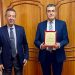 Dışişleri Bakanı Ertuğruloğlu’ndan emekli olan Lakadamyalı’ya teşekkür plaketi