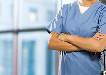İngiltere’de hastaneler personel açığı nedeniyle hemşireleri doktorların yerine kullanıyor