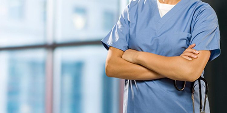 İngiltere’de hastaneler personel açığı nedeniyle hemşireleri doktorların yerine kullanıyor