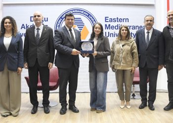Ödüllü gazeteci DAÜ Mezunu Alaqad, öğrencilerle buluştu