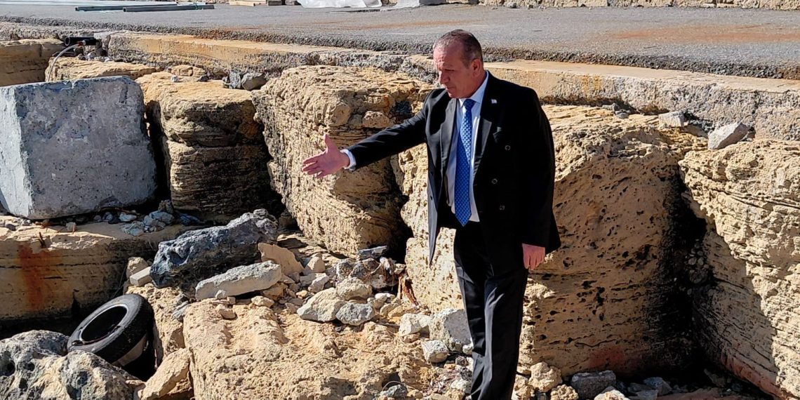Ataoğlu, Girne Antik Limanı’nda yürütülen iskele yapım çalışmalarını inceledi