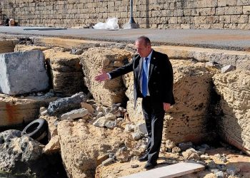 Ataoğlu, Girne Antik Limanı’nda yürütülen iskele yapım çalışmalarını inceledi
