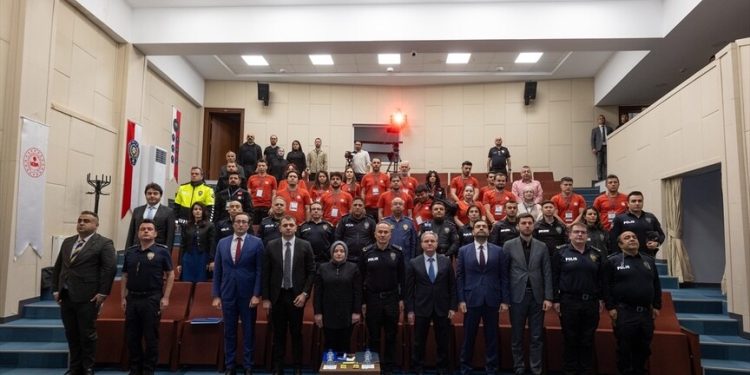 KKTC’den gazeteciler, Ankara’da düzenlenen savaş muhabirliği eğitimine katılıyor