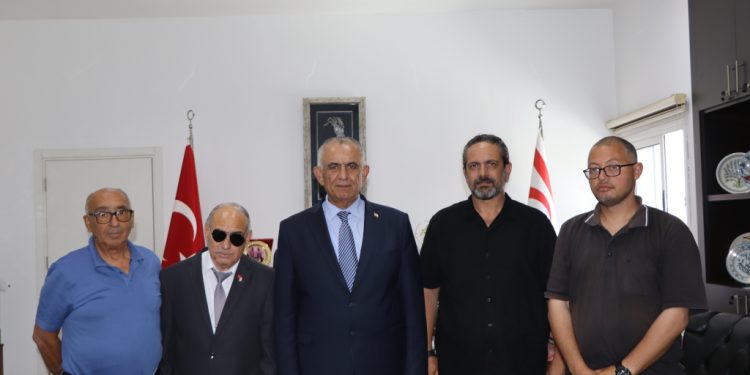 Çavuşoğlu, Engelliler Federasyonu heyetini kabul etti