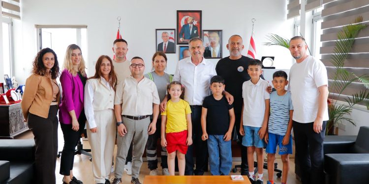 Uluçay, mahallelerinde çevre temizliği yapan çocuklara teşekkür etti