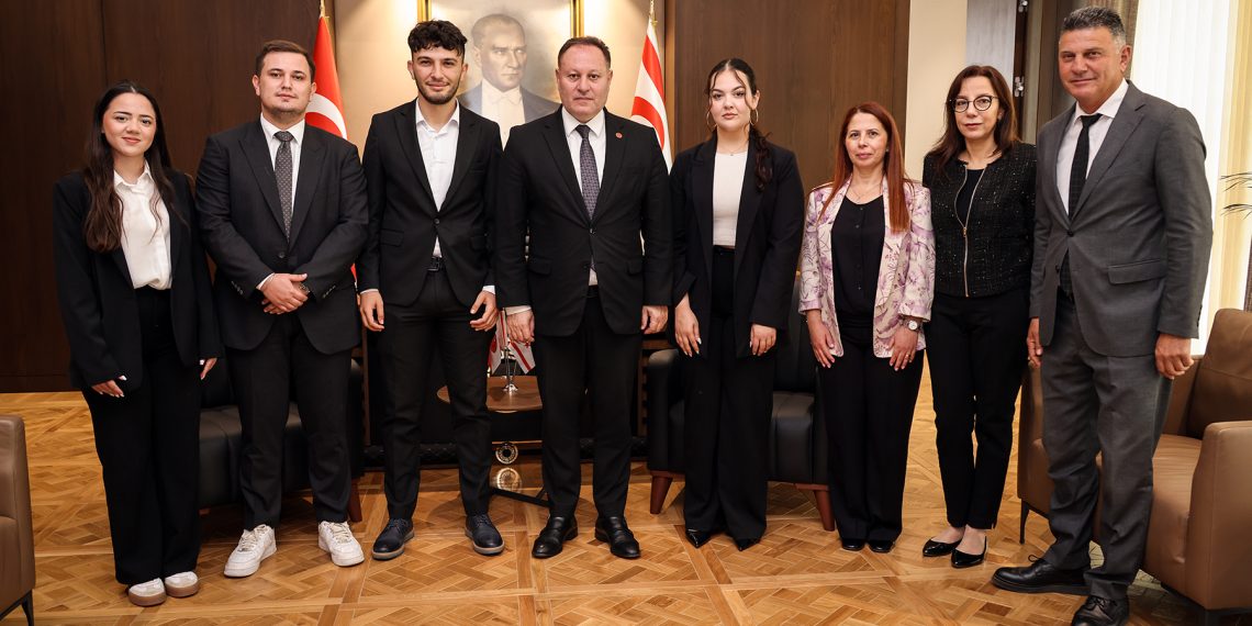 Öztürkler, Üniversite Öğrencileri Derneği heyetini kabul etti