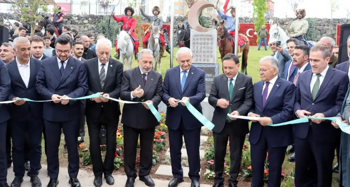 KKTC Aksakalı Oktay Öksüzoğlu Kayseri’de Türkoloji Zirvesi’ne katıldı