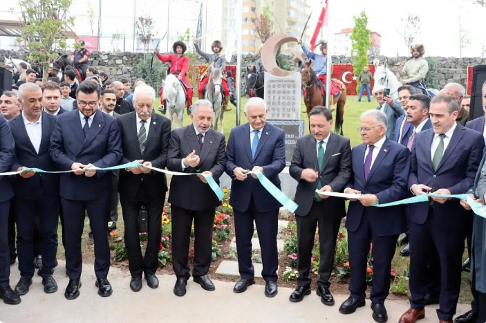 KKTC Aksakalı Oktay Öksüzoğlu Kayseri’de Türkoloji Zirvesi’ne katıldı