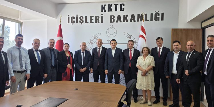 Oğuz, bakanlık merkezinde ve bağlı dairelerde görev yapan personelle bayramlaştı