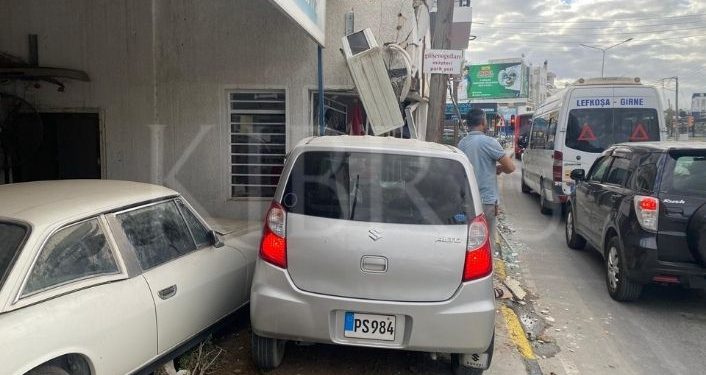 Lefkoşa’da kaza: Marketin duvarına çarptı
