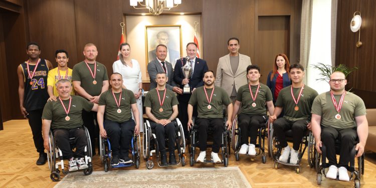 Öztürkler, Vakıflar Tekerlekli Sandalye Basketbol Takımı’nı kabul etti