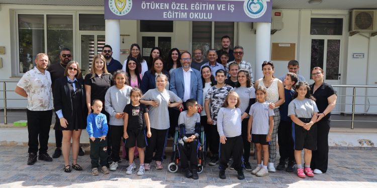 Sadıkoğlu çifti Ötüken Özel Eğitim Okulu’nu ziyaret etti