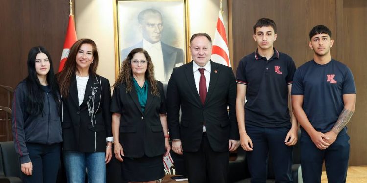 Öztürkler: İzolasyonlara rağmen gençlerimiz başarılarını sürdürüyor