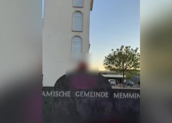 Almanya’da caminin duvarı tahrip edildi ve girişine domuz başı bırakıldı