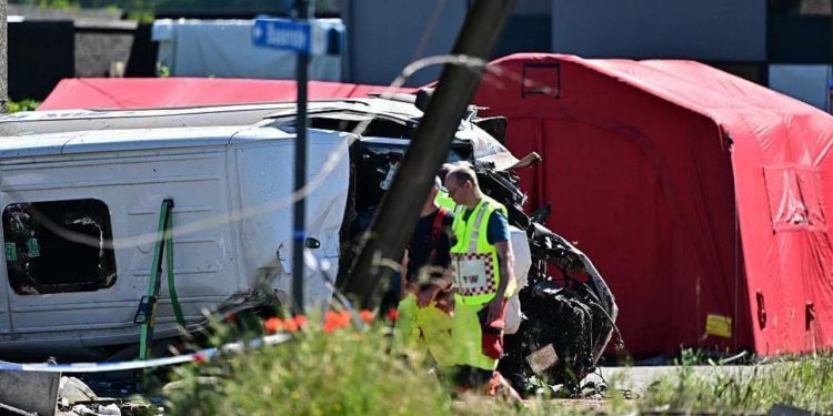 Belçika’da trenle okul servisi çarpıştı: Çok sayıda ölü var