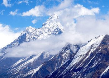 Everest Dağı’na bir günde 274 dağcı tırmanarak rekor kırdı