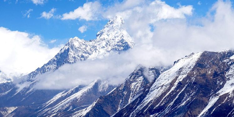 Everest Dağı’na bir günde 274 dağcı tırmanarak rekor kırdı