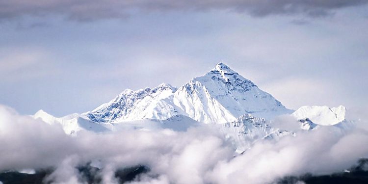 Everest’in zirvesine tek günde rekor sayıda dağcı ulaştı