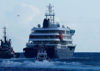 Hantavirüs vakalarının olduğu yolcu gemisi Tenerife’den ayrılarak Rotterdam’a hareket etti
