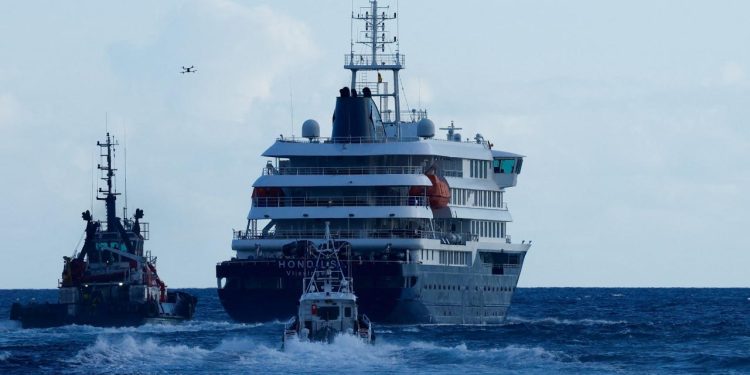 Hantavirüs vakalarının olduğu yolcu gemisi Tenerife’den ayrılarak Rotterdam’a hareket etti