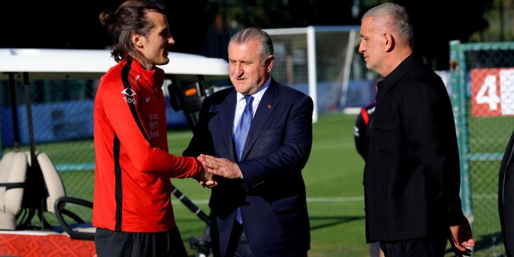 Bakan Bak’tan A Milli Futbol Takımı’na ziyaret