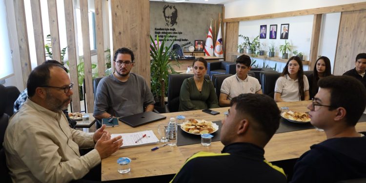 Sadıkoğlu, gençlerle bir araya geldi