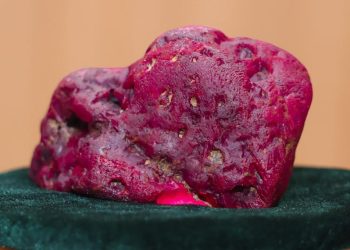 Myanmar’da 2,2 kilogram ağırlığında nadir bir yakut bulundu