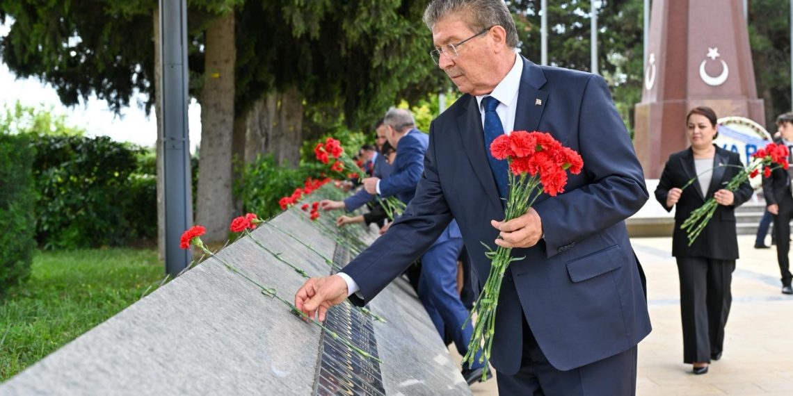 Üstel, Haydar Aliyev’in anıt mezarını ziyaret etti