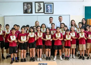 Amcaoğlu’ndan öğrencilere karne hediyesi