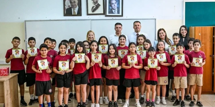 Amcaoğlu’ndan öğrencilere karne hediyesi