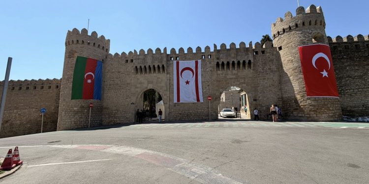 Aktunç: Üç bayrağın Azerbaycan’da yan yana dalgalanmasının değeri paha biçilemez