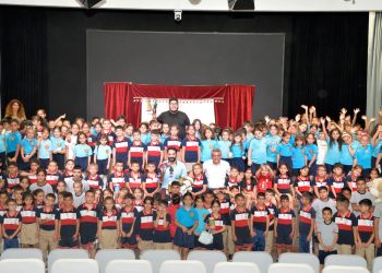 Cumhurbaşkanı Erhürman, tiyatro gösterilerini çocuklarla izledi