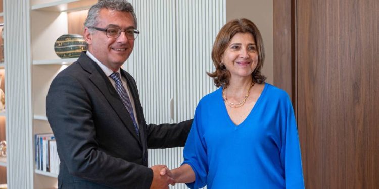 Erhürman ile Holguín’in görüşmesi başladı
