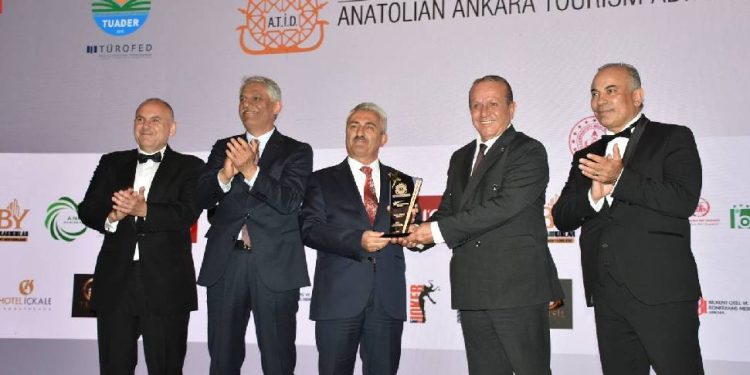 “Yılın Türk Dünyası Turizmi Onur Ödülü” Fikri Ataoğlu’na verildi