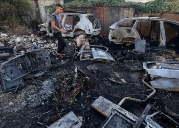 Filistin topraklarını gasbeden İsrailliler, El Halil’de CNN aracının da yer aldığı 4 arabaya saldırdı