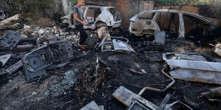 Filistin topraklarını gasbeden İsrailliler, El Halil’de CNN aracının da yer aldığı 4 arabaya saldırdı