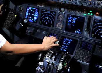 Yolcu uçaklarının rotasına giren pilot, kuleyi çileden çıkardı