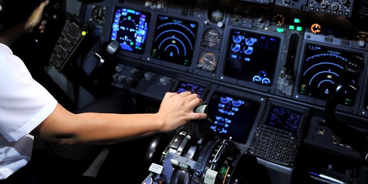 Yolcu uçaklarının rotasına giren pilot, kuleyi çileden çıkardı