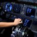 Yolcu uçaklarının rotasına giren pilot, kuleyi çileden çıkardı