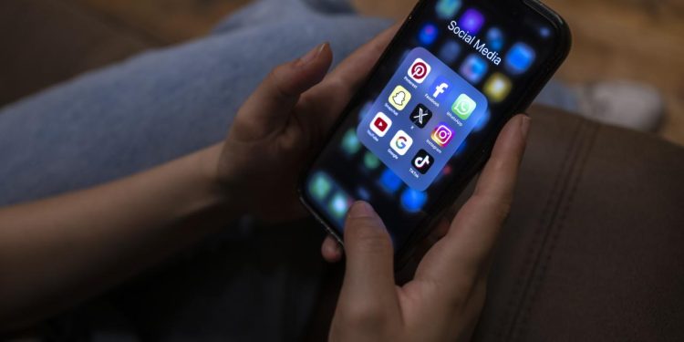 Malezya’da 16 yaş sosyal medya düzenlemesi devrede