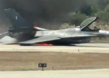 Yunanistan’da acil iniş yapan F-16 savaş uçağı alev aldı