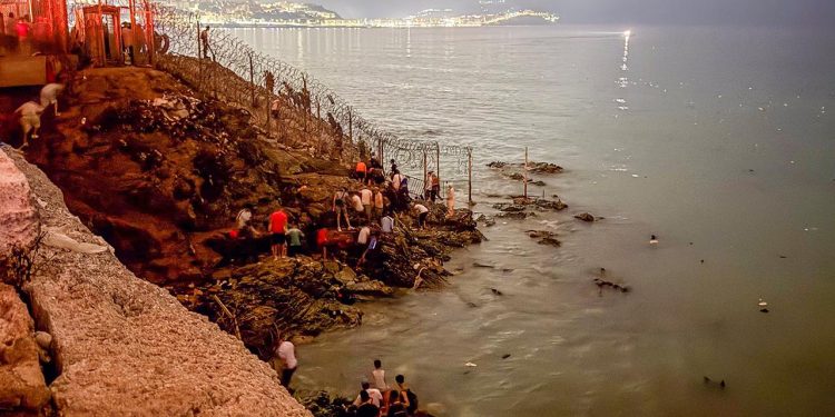 İspanya, son 24 saatte 49 binden fazla kişinin Sebte’ye geçtiğinin düşünüldüğünü bildirdi