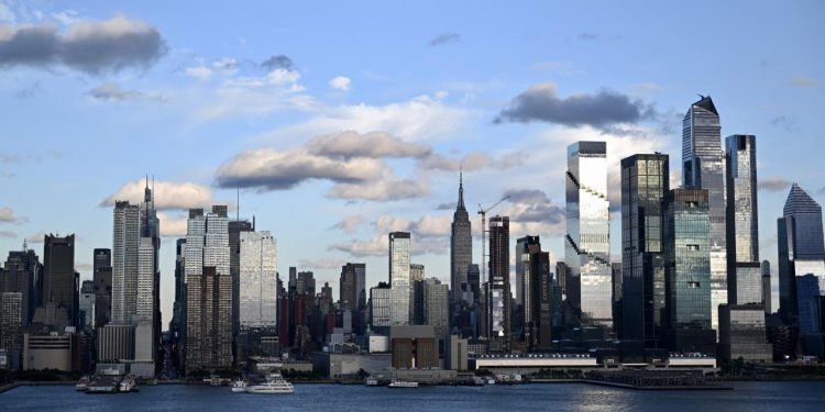 Empire State binasına tırmanan çift evlilik teklifinin ardından gözaltına alındı