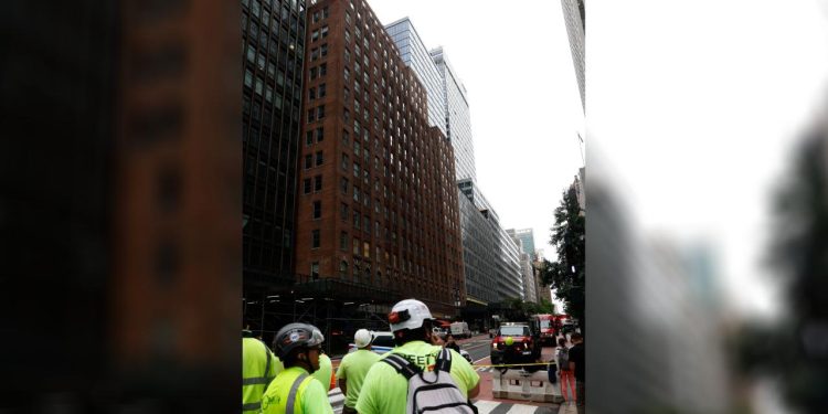New York’ta 37 katlı binanın yıkılma tehlikesi nedeniyle yollar kapatıldı